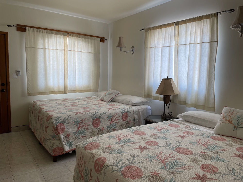 Basic Single Room, Two King Beds photo 1