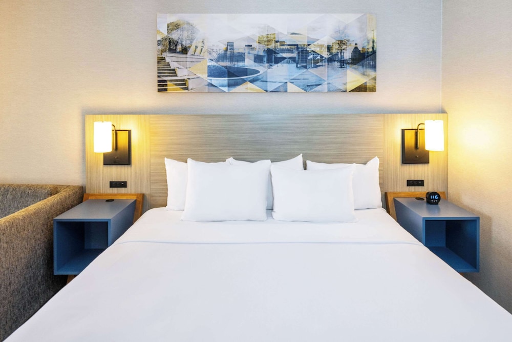Room, 1 King Bed, Non Smoking - Photo 15