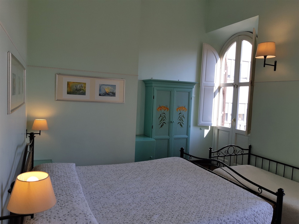 Standard Triple Room, Balcony, City View photo 3