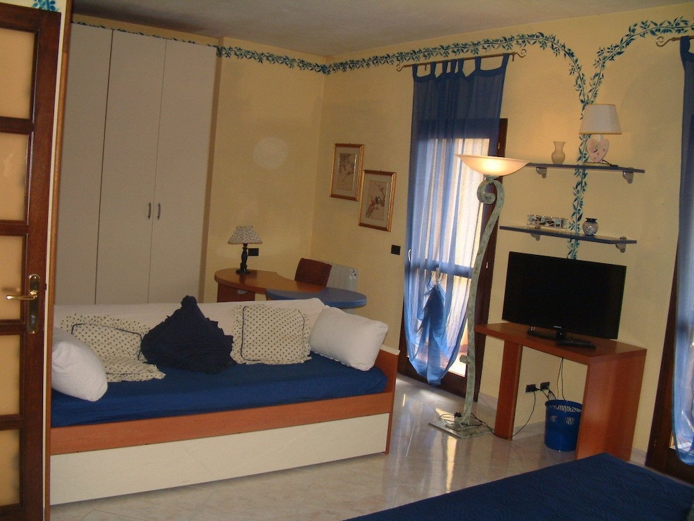 Double Room, Private Bathroom (Private External Bathroom) - Photo 2