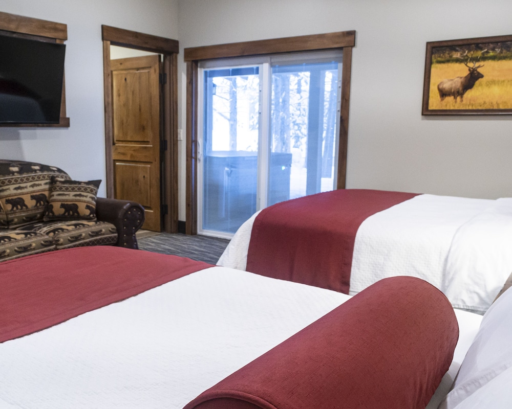 Deluxe Suite, Multiple Beds, Patio - Photo 5
