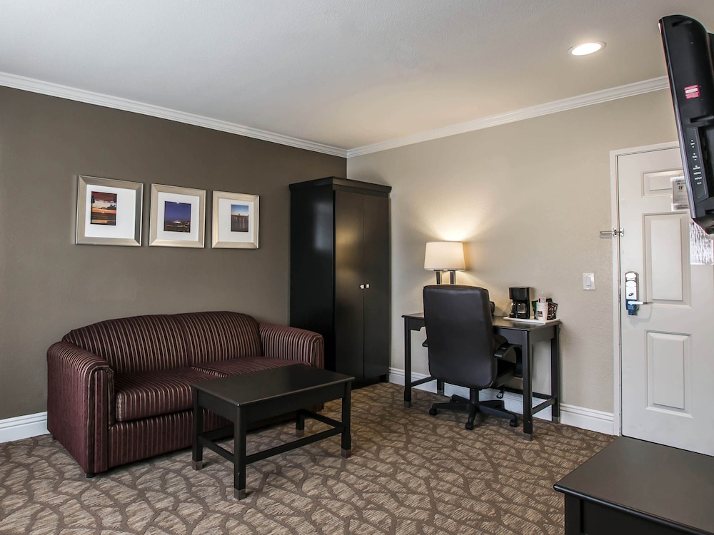Deluxe Suite, 2 Queen Beds with Sofabed, Non Smoking - Photo 2