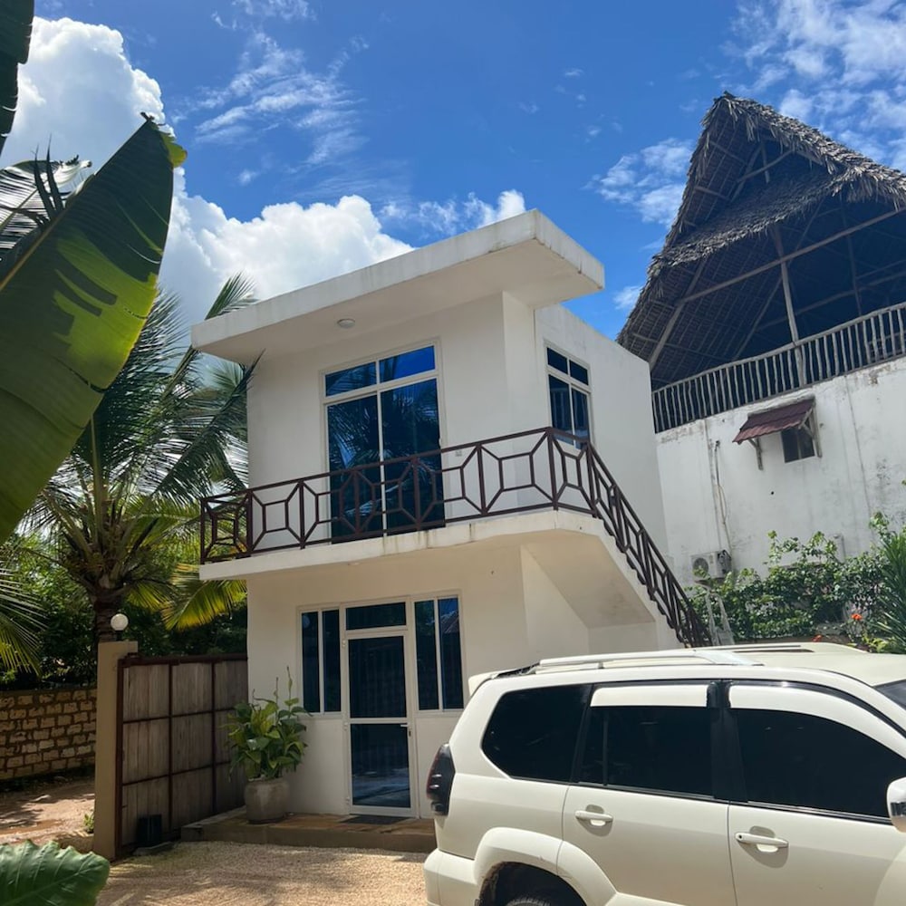 Standard Room, 1 King Bed, Private Bathroom, Courtyard View photo 2