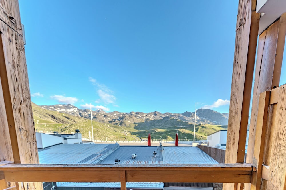 Exclusive Apartment, Balcony, Mountain View