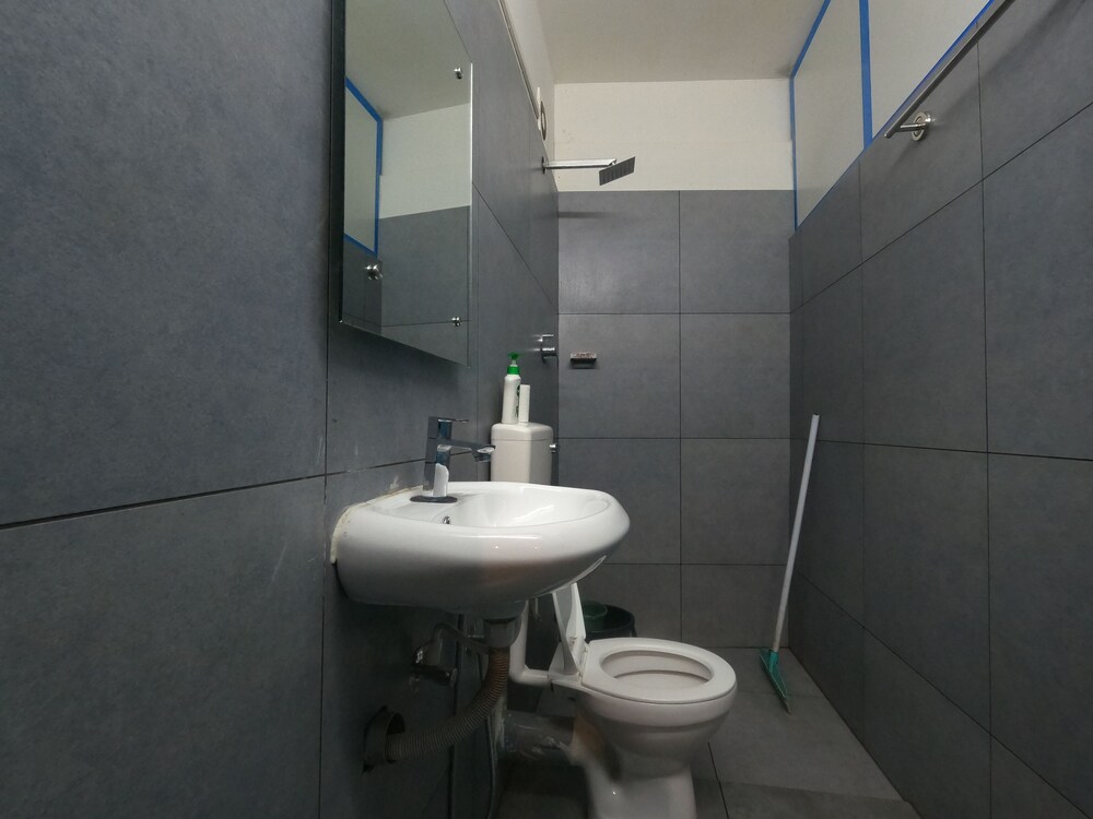 Non AC 5-Bed Shared Dormitory, Mixed Dorm photo 2