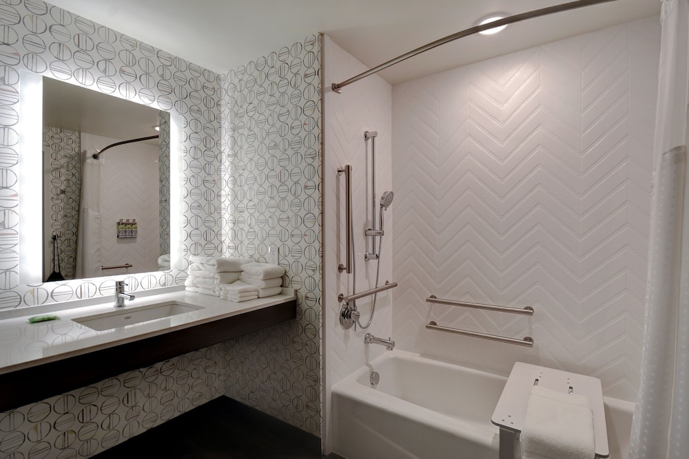 Premium Room, 2 Queen Beds, Accessible (Mobility, Accessible Tub) - Photo 12