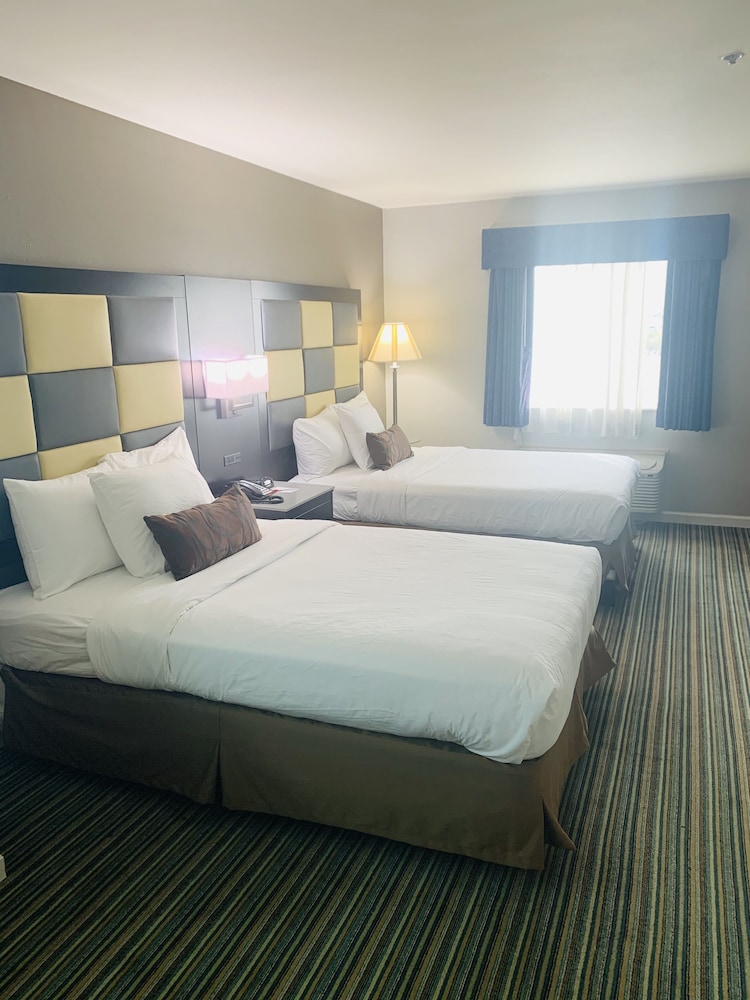 Standard Room, Multiple Beds, Non Smoking, Refrigerator & Microwave photo 2