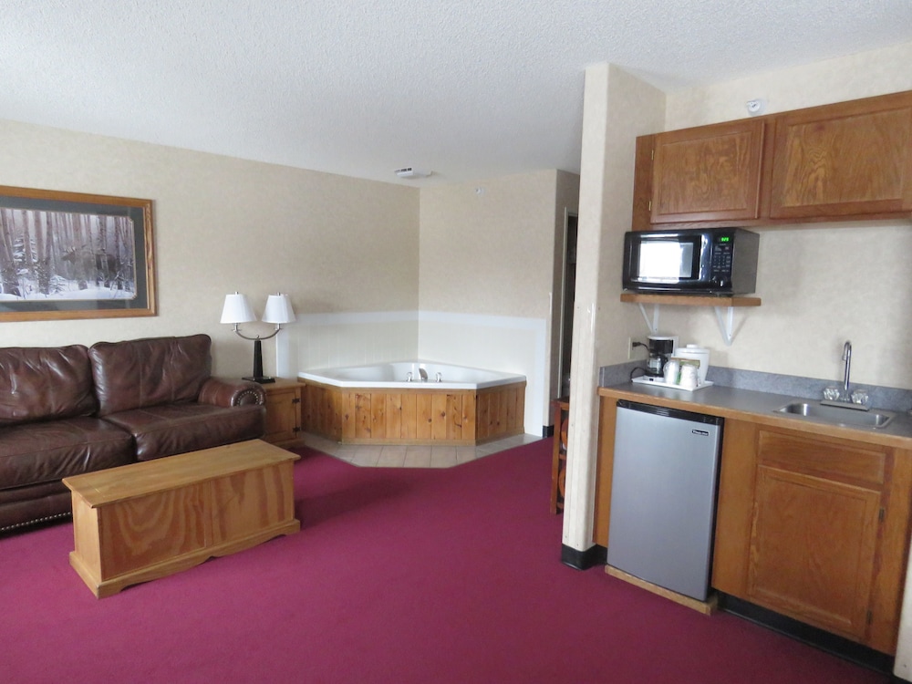Deluxe Suite, 1 King Bed, Jetted Tub photo 2