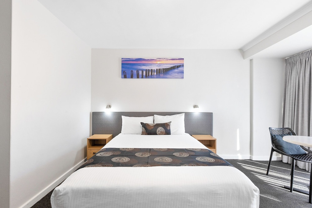 Standard Room, 1 Queen Bed, Non Smoking (Walk-in Shower) photo 3
