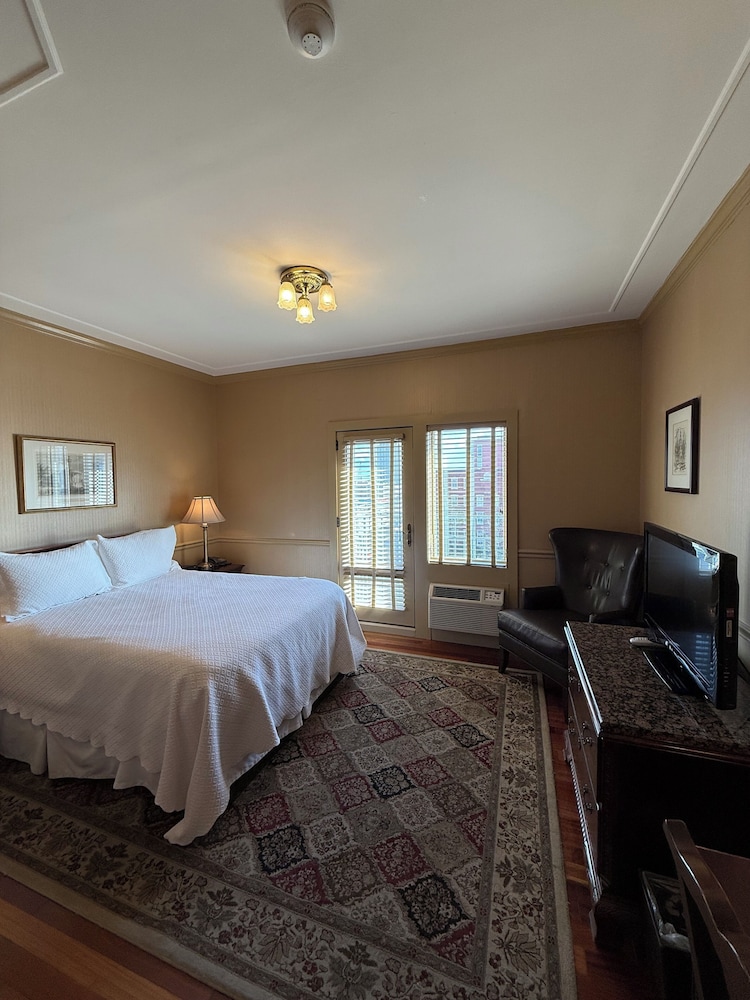 Standard Room- ONE QUEEN BED with Juliet Balcony - Old City View - Photo 1