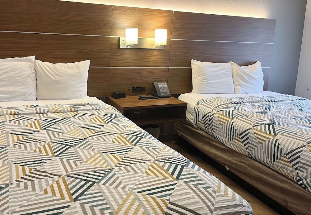 Deluxe Room, 2 Queen Beds, Non Smoking, Refrigerator & Microwave - Photo 1