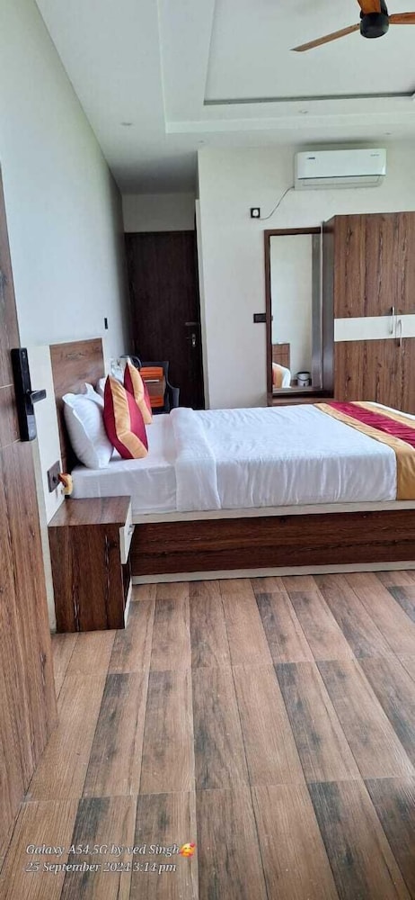 Deluxe Room, Pool View photo 2