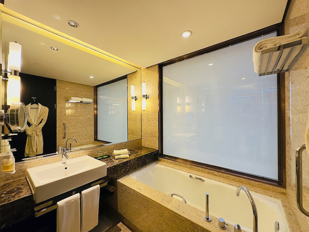 Premium Room, 1 King Bed, Smoking, Club Lounge Access (High Floor) - Photo 4
