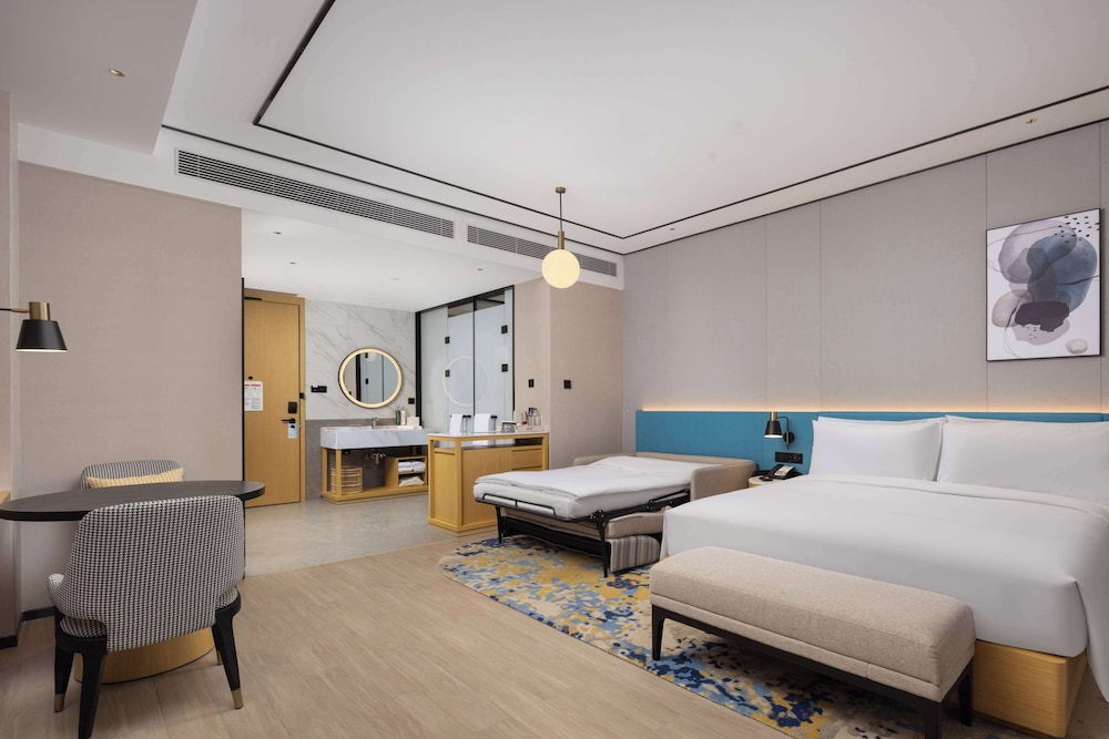 Deluxe Room, 1 King Bed photo 1