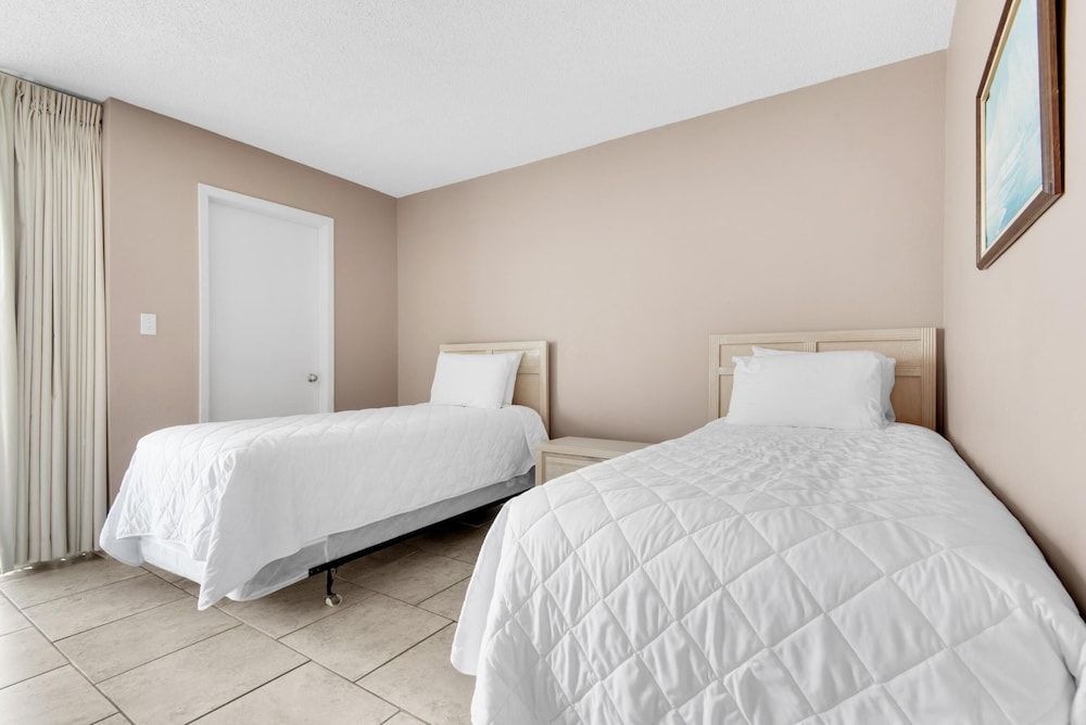 Apartment, 1 Queen Bed (Tristan Towers unit 9B) photo 3