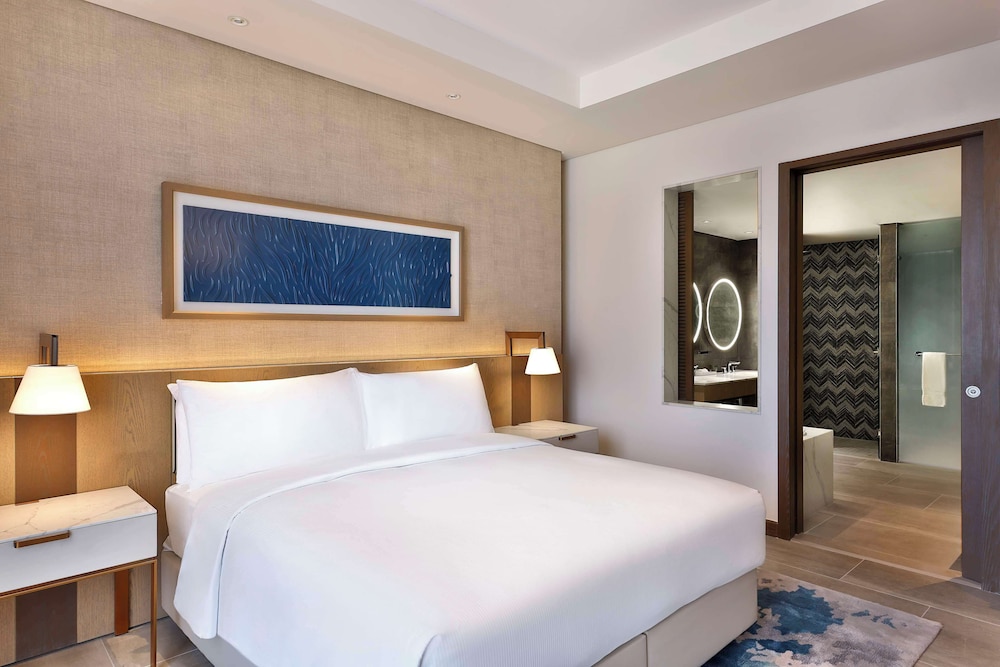 Deluxe Room, 1 King Bed, Pool View (Theme Park Access)
