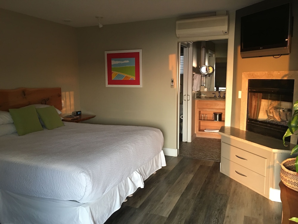Superior Room, 1 King Bed, Partial Ocean View photo 3