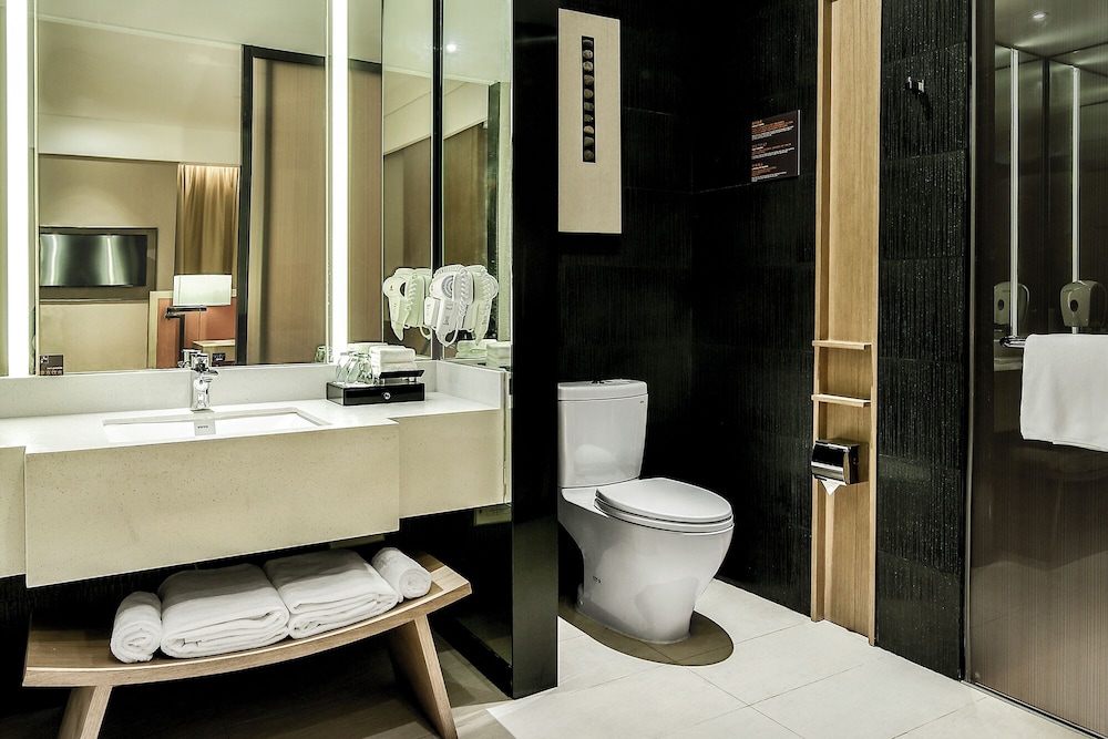 Suite, Multiple Beds thumbnail 5