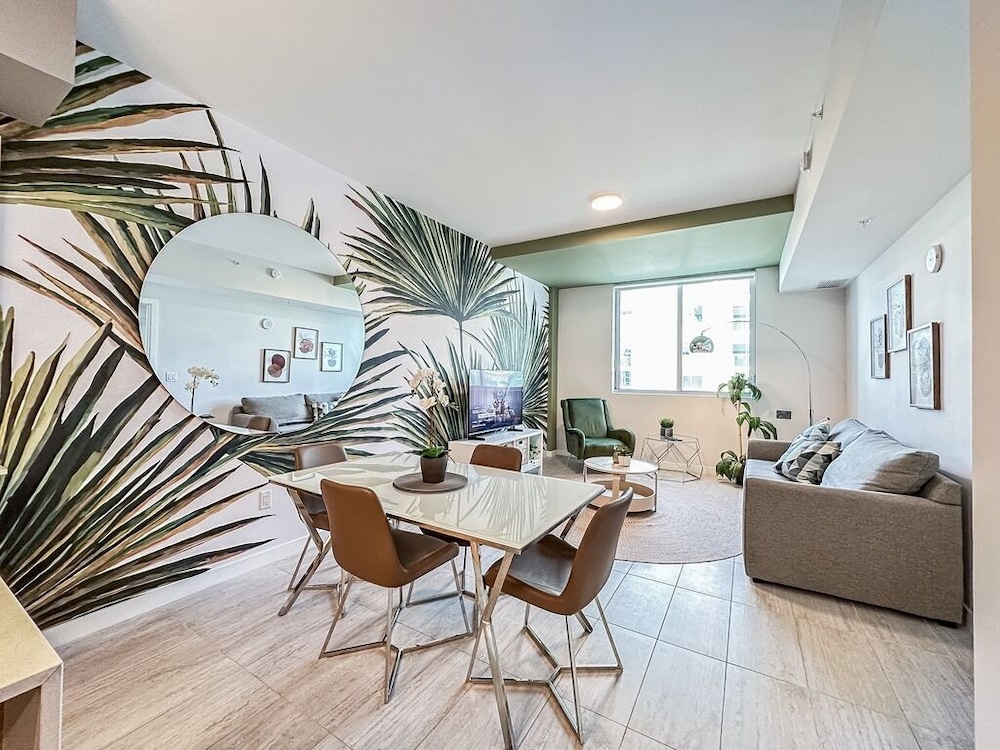 Deluxe Condo, Sea View