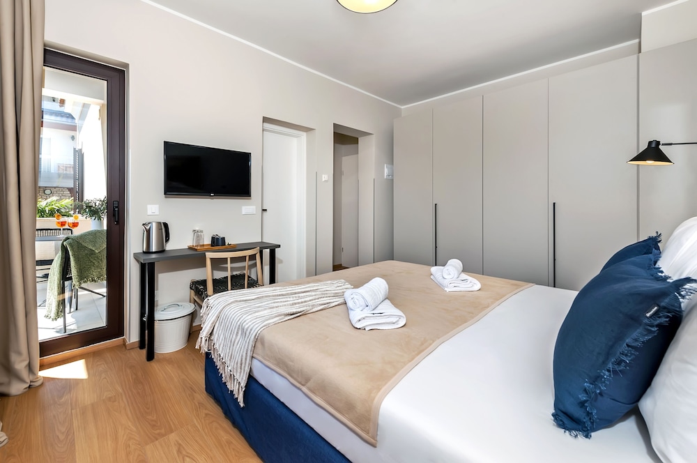 Deluxe Room, Balcony - Photo 4