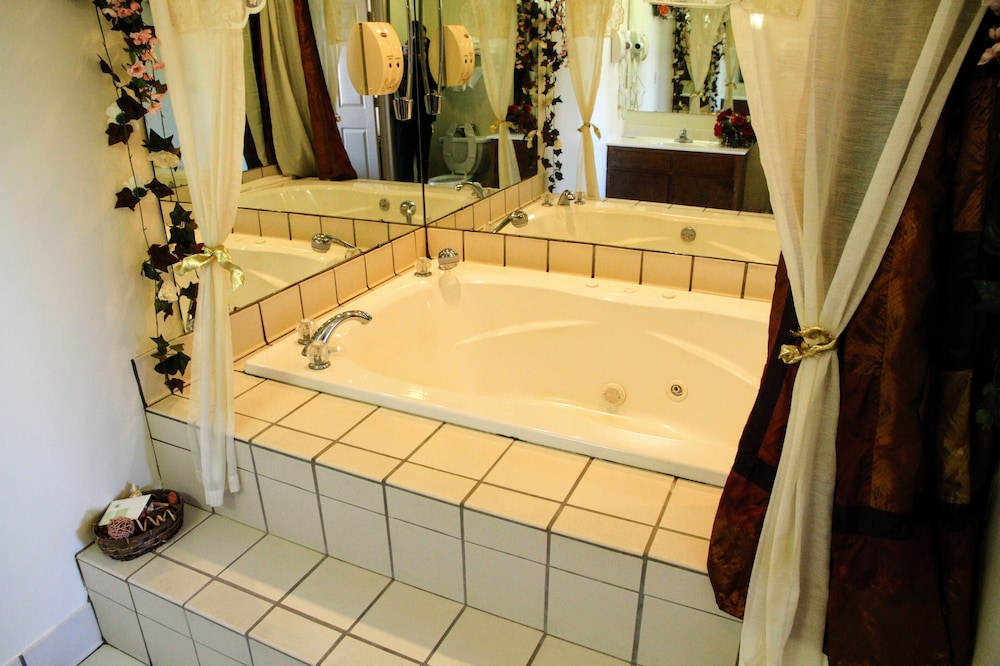 Classic Room, 1 King Bed, Non Smoking, Jetted Tub