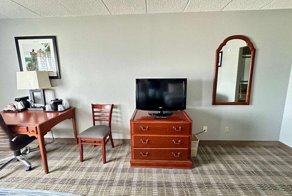 Room, 2 Queen Beds (Mobility, Bathtub W/grab Bars) - Photo 2