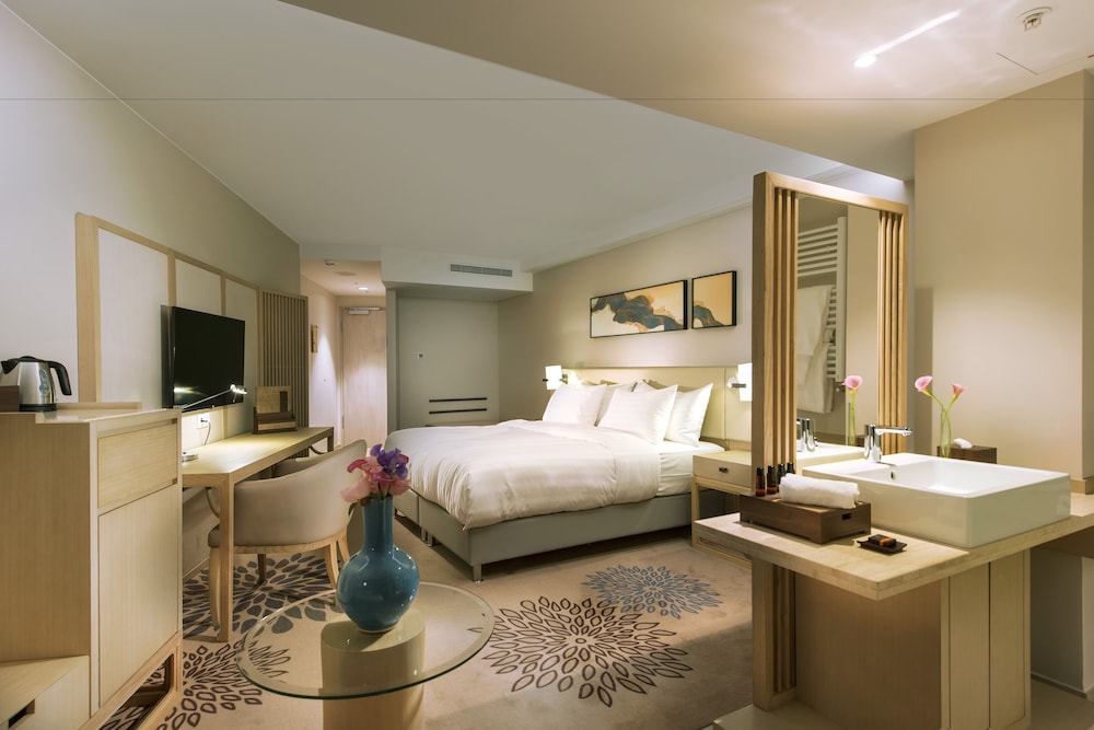 Deluxe Room, 1 King Bed - Photo 3