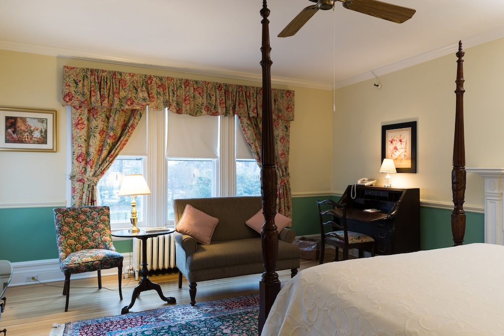 Premium Room, 1 Queen Bed, Fireplace, Pool View