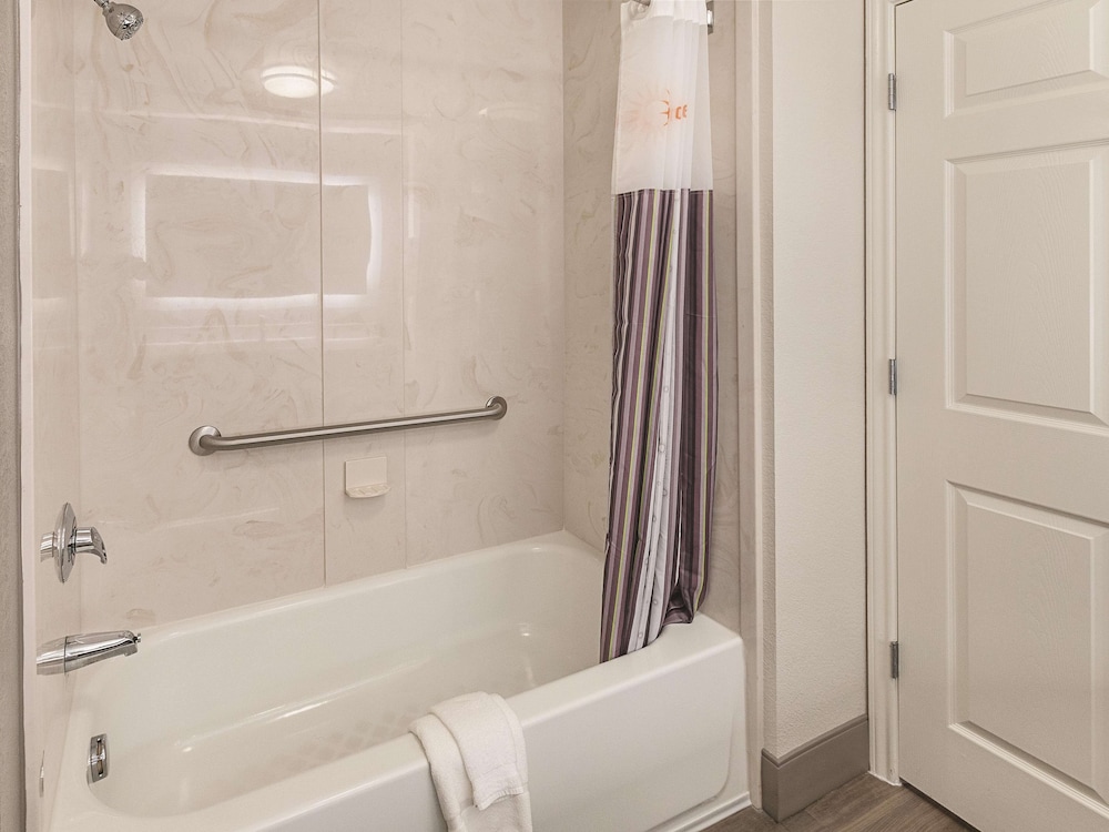 Deluxe Room, Multiple Beds, Non Smoking (1 King Bed and 1 Full Bed) - Photo 9