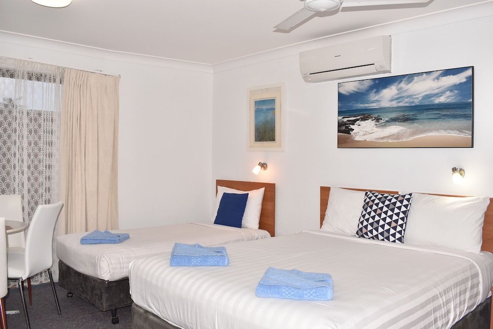 Basic Room (Queen and Single Bed) photo 3