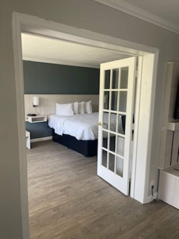 Suite, 1 King Bed, Accessible, Non Smoking photo 3