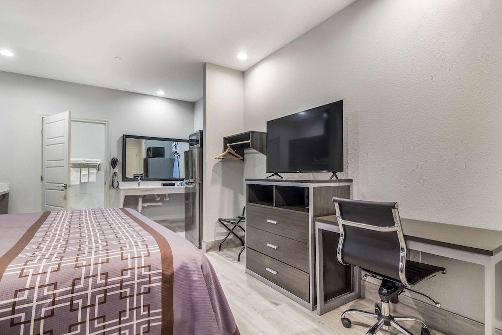 Standard Room, 1 King Bed, Non Smoking, Kitchenette - Photo 1