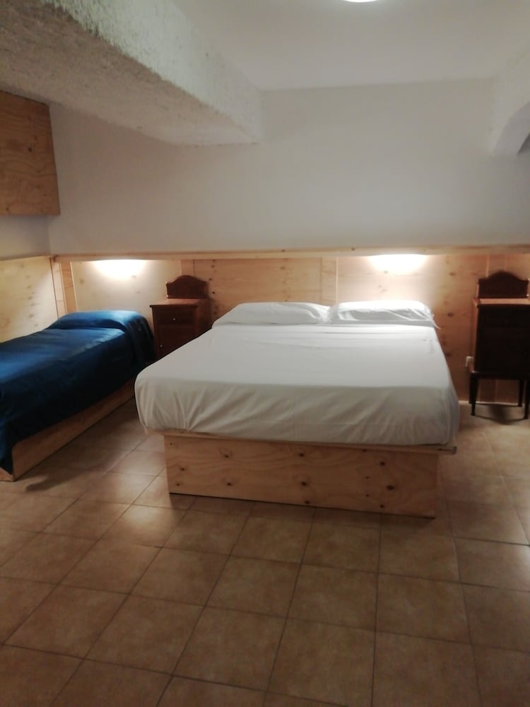 Quad Room (Breakfast Excluded) with Private Bathroom photo 3