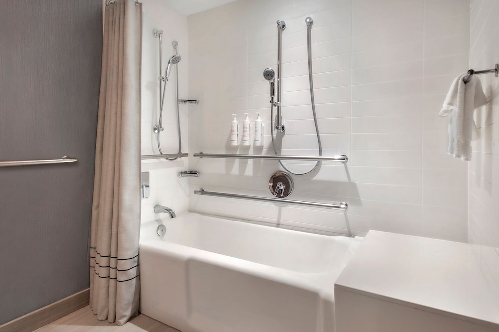 Room, 1 King Bed (Mobility Accessible, Tub) - Photo 8