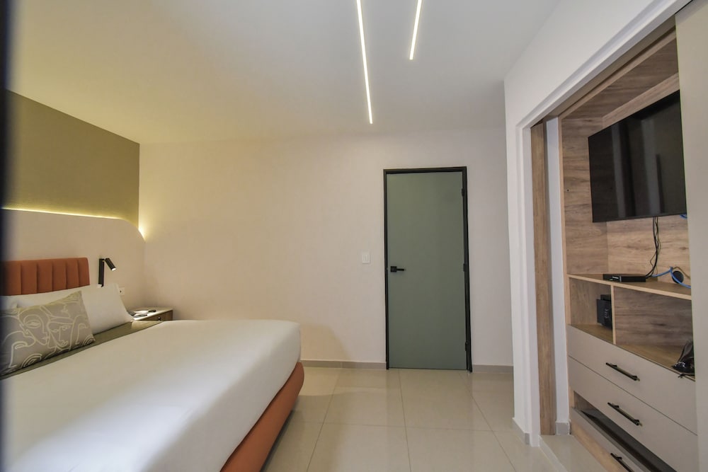 Satelite Suite - Photo 1