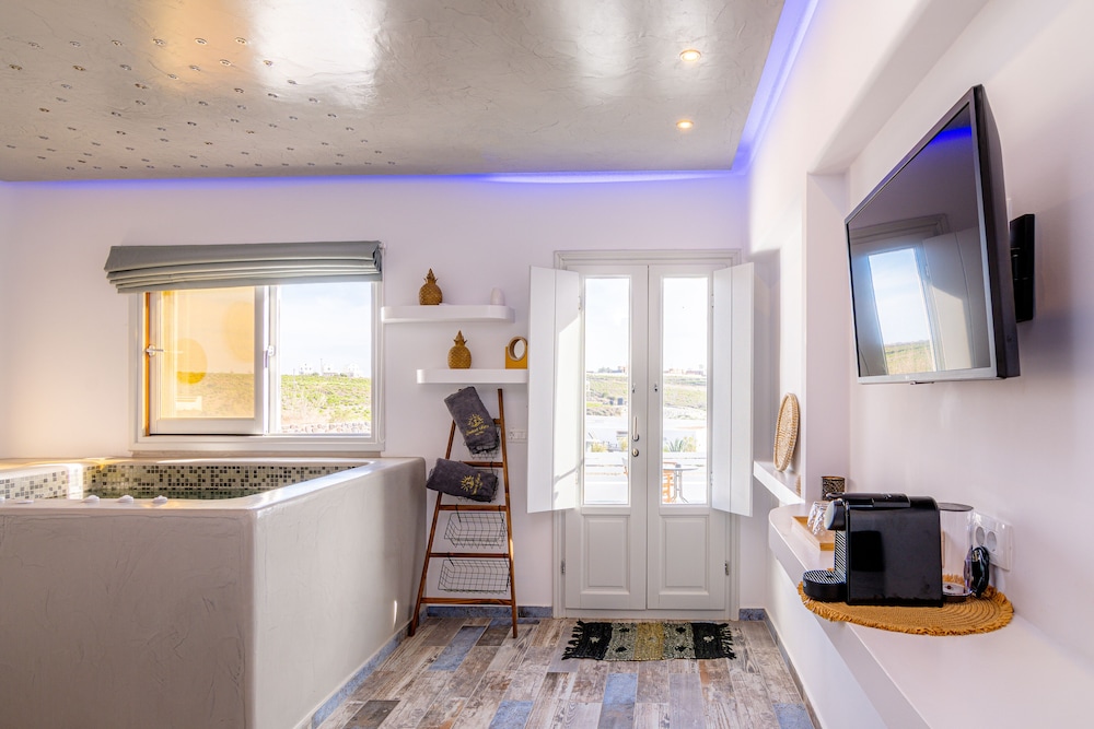 Elegant Suite with indoor jetted tub and sea view - Photo 27