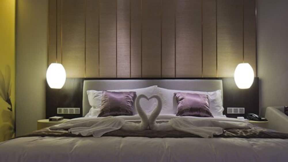 Deluxe Room, 1 King Bed photo 2