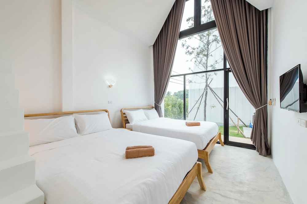 Eight-Bedroom Villa - Photo 1
