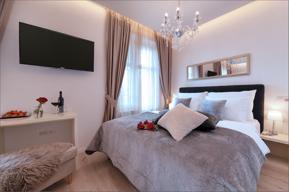 Comfort Room, Harbor View (1)