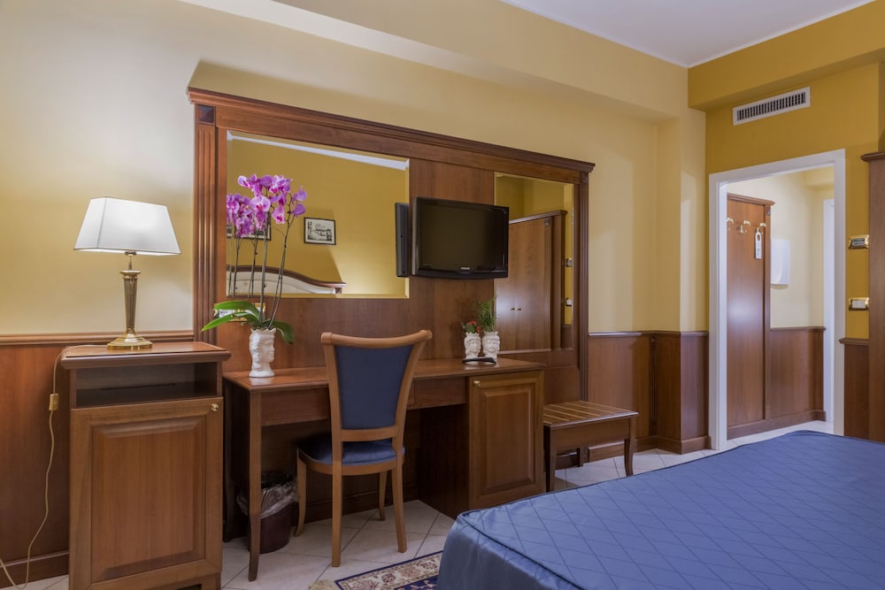 Premier Suite, 1 King Bed photo 2
