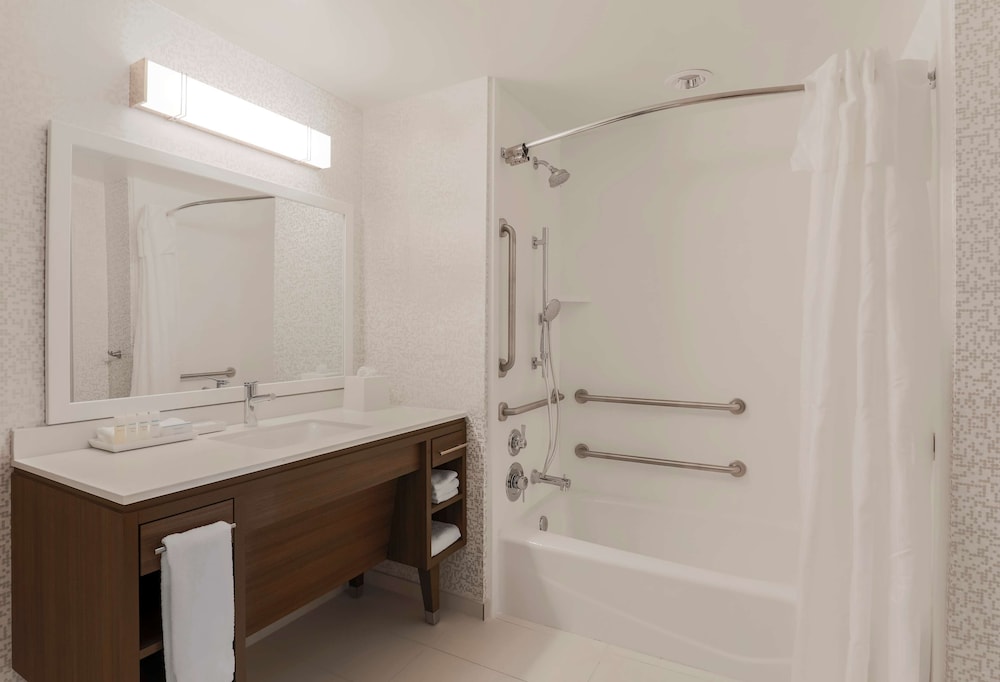 Suite, 1 Queen Bed, Accessible, Bathtub - Photo 5