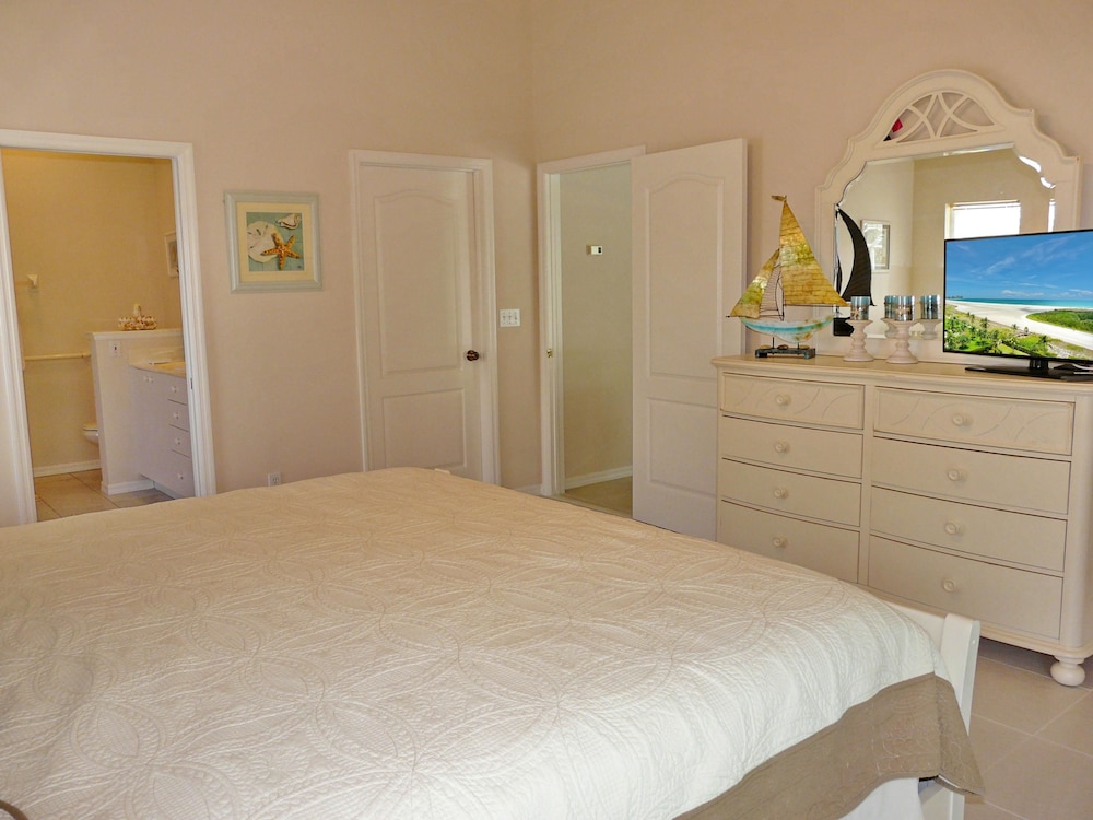 House, Multiple Beds (1292 Bayport Avenue) photo 1