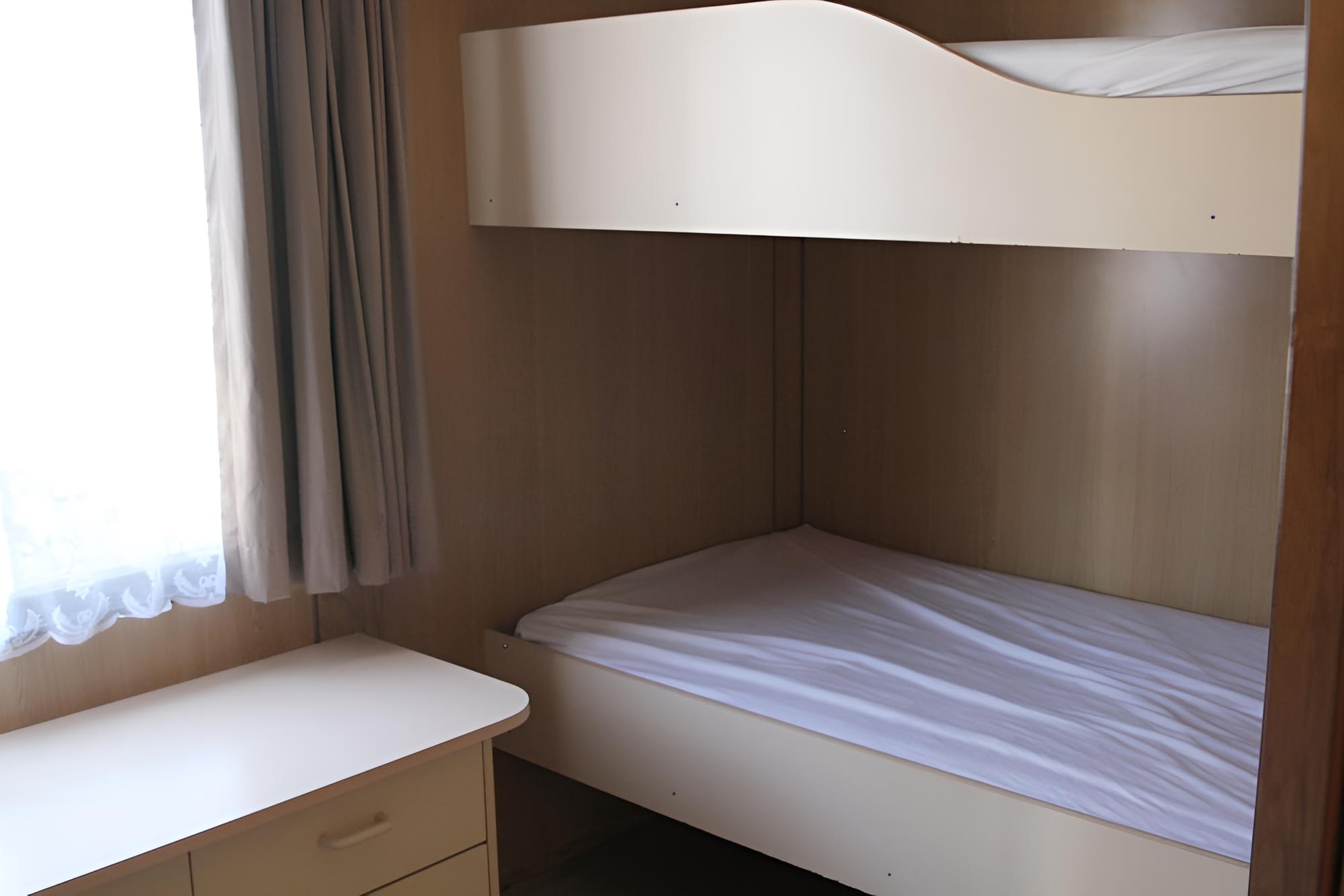 Standard Ensuite (1 double and 2 sets of single bunks) photo 2