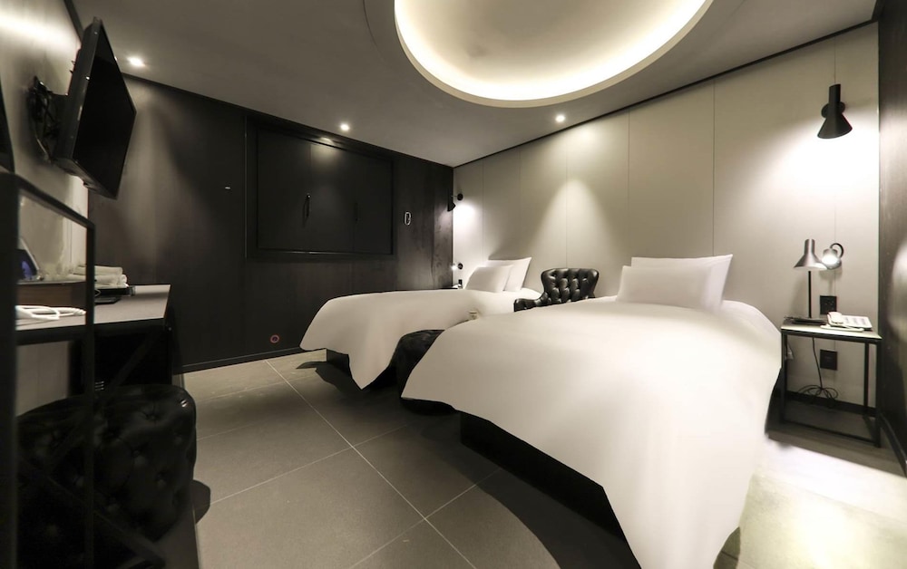Standard Twin Room - Photo 7
