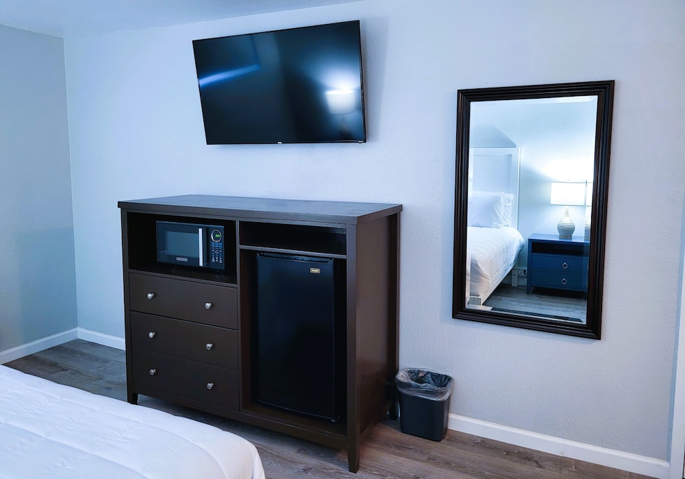 Standard Room, 1 Queen Bed (Queen Room) - Photo 2