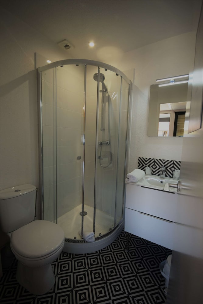 Standard Room, 3 Twin Beds - Photo 23