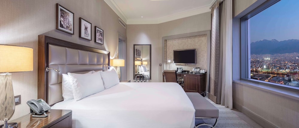 Executive Room, 1 King Bed, Club Lounge Access, Corner thumbnail 6