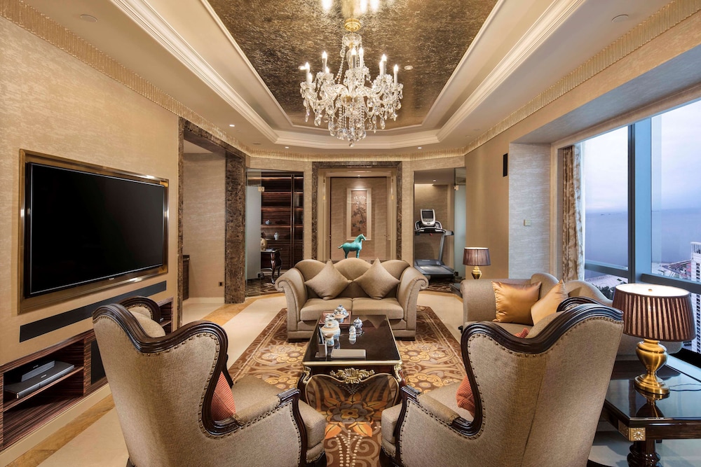 Skyscraper Presidential Suite