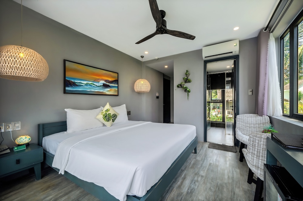 Deluxe Double Seaview with Balcony - Photo 1