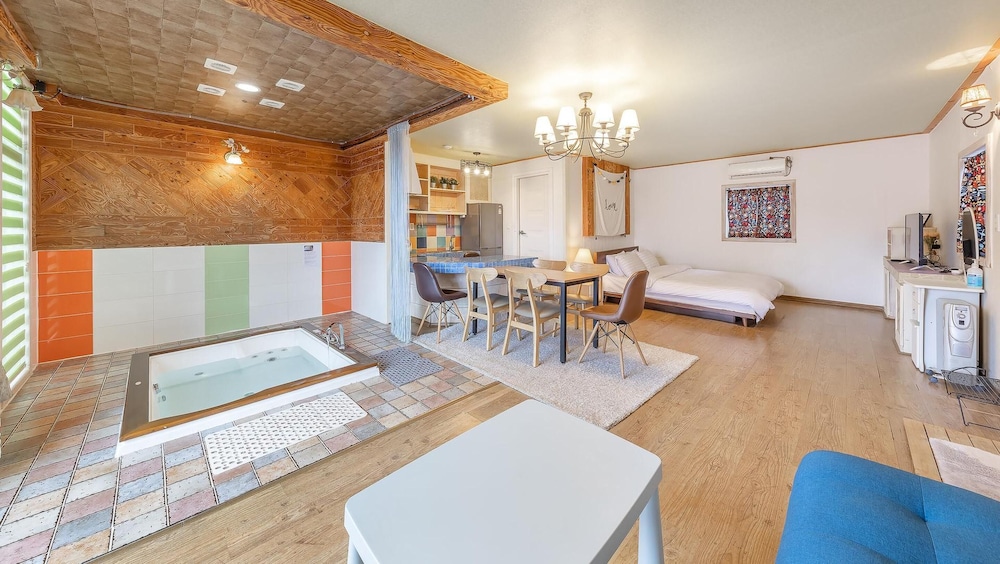 Basic Room, 1 Bedroom (104 (Studio / Pet Friendly)) - Photo 6